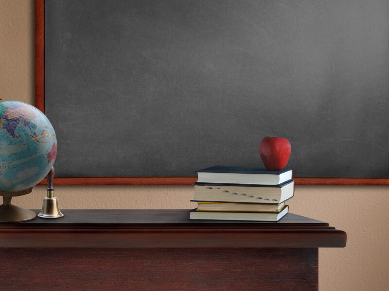 学生時代の恩師や当時の先生に会いたい：再会を果たすための人探し調査