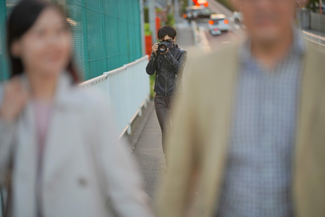 浮気調査で尾行中