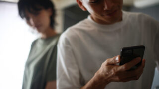 夫の朝帰り、ロックされたスマホ…苦悩の決断|不倫・浮気調査