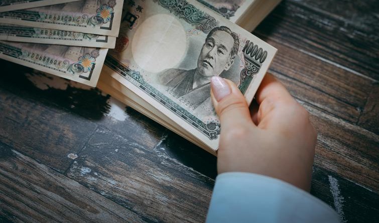 他の探偵事務所に依頼して既に100万円がかかってしまった、、、これ以上の費用はかけられないので決断|素行調査